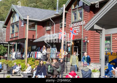 Souvenirladen Fjordbuda im Zentrum des Geiranger Dorfes am Geirangerfjord Norwegen Stockfoto