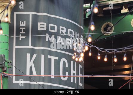 Borough Market in Southwark zur Weihnachtszeit, berühmt für großartige Imbissstände, in SE London, Großbritannien Stockfoto