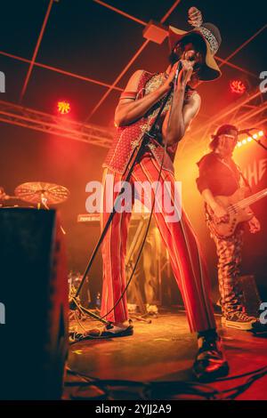 Malmö, Schweden. November 2024. Der amerikanische Sänger und Songwriter Fantastic Negrito spielt ein Live-Konzert im Plan B in Malmö. Stockfoto