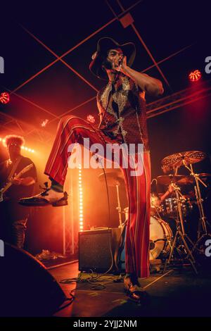 Malmö, Schweden. November 2024. Der amerikanische Sänger und Songwriter Fantastic Negrito spielt ein Live-Konzert im Plan B in Malmö. Stockfoto