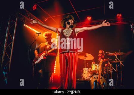 Malmö, Schweden. November 2024. Der amerikanische Sänger und Songwriter Fantastic Negrito spielt ein Live-Konzert im Plan B in Malmö. Stockfoto