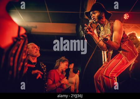 Malmö, Schweden. November 2024. Der amerikanische Sänger und Songwriter Fantastic Negrito spielt ein Live-Konzert im Plan B in Malmö. Stockfoto