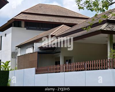 Detaillierte Sicht auf Fenster, Türen und Balkone von Stadtgebäuden Stockfoto