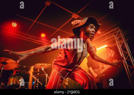 Malmö, Schweden. November 2024. Der amerikanische Sänger und Songwriter Fantastic Negrito spielt ein Live-Konzert im Plan B in Malmö. Stockfoto