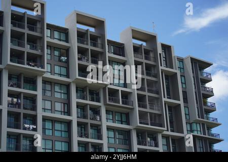 Detaillierte Sicht auf Fenster, Türen und Balkone von Stadtgebäuden Stockfoto
