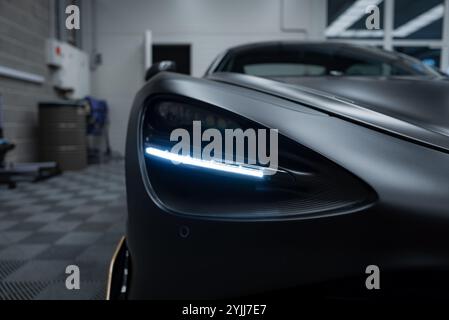 Nahaufnahme des McLaren 720S-Scheinwerfers im Ausstellungsraum Stockfoto