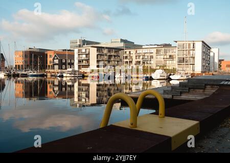 Ein Dock mit Booten im Wasser Stockfoto