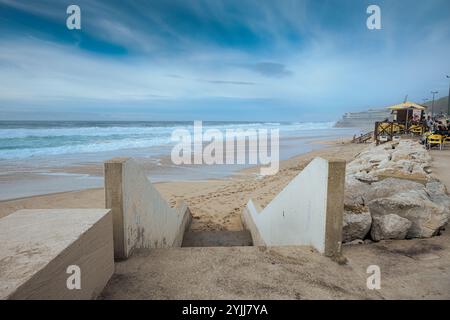 Treppen führen an einem Wintertag zum Strand Stockfoto