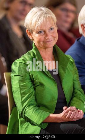 Festveranstaltung zum 70. Geburtstag des Wort zum Sonntag am Donnerstag 14.11.2024 in der evangelischen St. Markus Kirche in München Foto: Die Ratsvorsitzende der Evangelischen Kirche in Deutschland EKD, Kirsten Fehrs. Seit 70 Jahren senden die ARD am Samstagabend nach den Tagesthemen das Wort zum Sonntag. Rund 320 Sprecherinnen und Sprecher haben seither in je vier Minuten ihren christlichen Blick auf die aktuellen Weltereignisse geworfen. Gut 120 Gaeste aus Kirche, Gesellschaft und Medien waren am Donnerstagabend der Einladung der Deutschen Bischofskonferenz, der Evangelischen Kirche in de Stockfoto