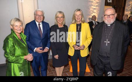 Festveranstaltung zum 70. Geburtstag des Wortes zum Sonntag am Donnerstag 14.11.2024 in der evangelischen Markuskirche in München. Foto v.li.: Die Ratsvorsitzende der Evangelischen Kirche in Deutschland EKD, Kirsten Fehrs Bundespraesident Frank-Walter Steinmeier Ulrike scharf, Bayerische Staatsministerin für Familie, Arbeit und Soziales Katja Wildermuth, Intendantin des Bayerischen Rundfunks und Kardinal Reinhard Marx, Erzbischof von Muenchen. Seit 70 Jahren senden die ARD am Samstagabend nach den Tagesthemen das Wort zum Sonntag. Rund 320 Sprecherinnen und Sprecher haben entweder in je V Stockfoto