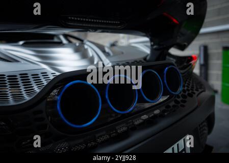 Nahaufnahme des hinteren Abschnitts des McLaren 720S mit Quad-Auspuffrohren Stockfoto