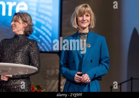 Festveranstaltung zum 70. Geburtstag des Wortes zum Sonntag am Donnerstag 14.11.2024 in der evangelischen St. Markus Kirche in München Foto v.li.: Moderatorin Anna Planken und Stefanie Schardien,Theologische Geschaeftsfuehrerin im Gemeinschaftswerk der Evangelischen Publizistik GEP. Seit 70 Jahren senden die ARD am Samstagabend nach den Tagesthemen das Wort zum Sonntag. Rund 320 Sprecherinnen und Sprecher haben seither in je vier Minuten ihren christlichen Blick auf die aktuellen Weltereignisse geworfen. Gut 120 Gaeste aus Kirche, Gesellschaft und Medien waren am Donnerstagabend der Einladung Stockfoto