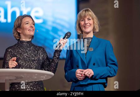 Festveranstaltung zum 70. Geburtstag des Wortes zum Sonntag am Donnerstag 14.11.2024 in der evangelischen St. Markus Kirche in München Foto v.li.: Moderatorin Anna Planken und Stefanie Schardien,Theologische Geschaeftsfuehrerin im Gemeinschaftswerk der Evangelischen Publizistik GEP. Seit 70 Jahren senden die ARD am Samstagabend nach den Tagesthemen das Wort zum Sonntag. Rund 320 Sprecherinnen und Sprecher haben seither in je vier Minuten ihren christlichen Blick auf die aktuellen Weltereignisse geworfen. Gut 120 Gaeste aus Kirche, Gesellschaft und Medien waren am Donnerstagabend der Einladung Stockfoto