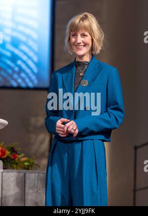 Festveranstaltung zum 70. Geburtstag des Wortes zum Sonntag am Donnerstag 14.11.2024 in der evangelischen St. Markus Kirche in München Foto: Stefanie Schardien,Theologische Geschaeftsfuehrerin im Gemeinschaftswerk der Evangelischen Publizistik GEP. Seit 70 Jahren senden die ARD am Samstagabend nach den Tagesthemen das Wort zum Sonntag. Rund 320 Sprecherinnen und Sprecher haben seither in je vier Minuten ihren christlichen Blick auf die aktuellen Weltereignisse geworfen. Gut 120 Gaeste aus Kirche, Gesellschaft und Medien waren am Donnerstagabend der Einladung der Deutschen Bischofskonferenz, DE Stockfoto