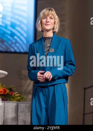 Festveranstaltung zum 70. Geburtstag des Wortes zum Sonntag am Donnerstag 14.11.2024 in der evangelischen St. Markus Kirche in München Foto: Stefanie Schardien,Theologische Geschaeftsfuehrerin im Gemeinschaftswerk der Evangelischen Publizistik GEP. Seit 70 Jahren senden die ARD am Samstagabend nach den Tagesthemen das Wort zum Sonntag. Rund 320 Sprecherinnen und Sprecher haben seither in je vier Minuten ihren christlichen Blick auf die aktuellen Weltereignisse geworfen. Gut 120 Gaeste aus Kirche, Gesellschaft und Medien waren am Donnerstagabend der Einladung der Deutschen Bischofskonferenz, DE Stockfoto