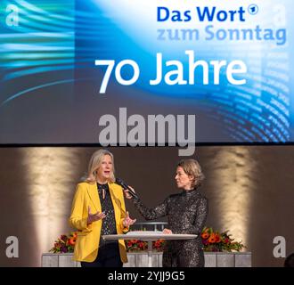 Festveranstaltung zum 70. Geburtstag des Wortes zum Sonntag am Donnerstag 14.11.2024 in der evangelischen St. Markus Kirche in München Foto v.li.: Katja Wildermuth, Intendantin des Bayerischen Rundfunks und Moderatorin Anna Planken. Seit 70 Jahren senden die ARD am Samstagabend nach den Tagesthemen das Wort zum Sonntag. Rund 320 Sprecherinnen und Sprecher haben seither in je vier Minuten ihren christlichen Blick auf die aktuellen Weltereignisse geworfen. Gut 120 Gaeste aus Kirche, Gesellschaft und Medien waren am Donnerstagabend der Einladung der Deutschen Bischofskonferenz, der Evangelischen Stockfoto