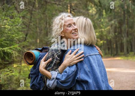 Seniorenmutter und Erwachsene Tochter auf Waldspaziergang Stockfoto