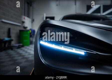 Nahaufnahme des McLaren 720S Scheinwerfers in Innenstellung Stockfoto