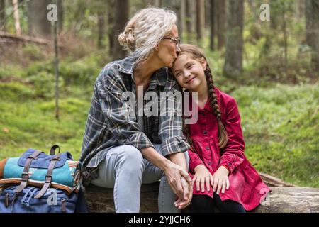 Das kleine Mädchen und die Großmutter unterhalten sich im Wald Stockfoto