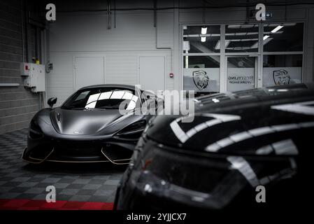 MattBlack McLaren 720S in der modernen Detailwerkstatt Stockfoto