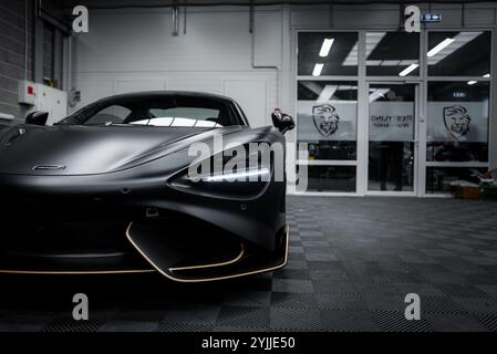 Nahaufnahme des McLaren 720S in der Werkstatt für Luxusautos Stockfoto