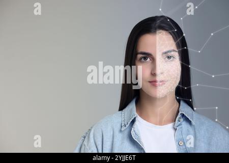 Gesichtserkennungssystem. Frau, die sich einer biometrischen Verifizierung auf grauem Hintergrund unterzieht Stockfoto