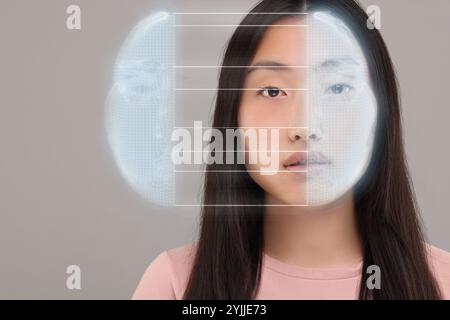 Gesichtserkennungssystem. Frau, die sich einer biometrischen Verifizierung auf grauem Hintergrund unterzieht Stockfoto