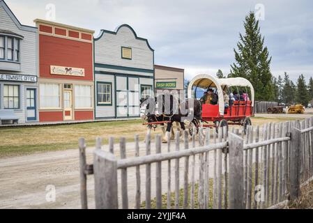 Besucher Unternehmen eine Kutschfahrt durch Fort Steele Hertiage Town in BC Stockfoto