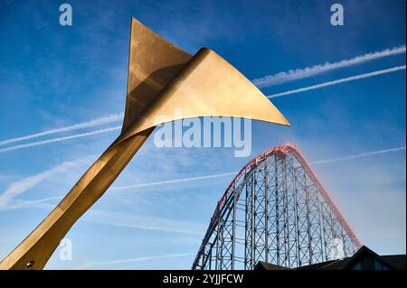 Am frühen Morgen wird der Nebel von der Küste von blackpool abgehängt, um Kondensstreifen über der Achterbahn Big One im Vergnügungspark Blackpool Peleasure Beach zu entdecken Stockfoto