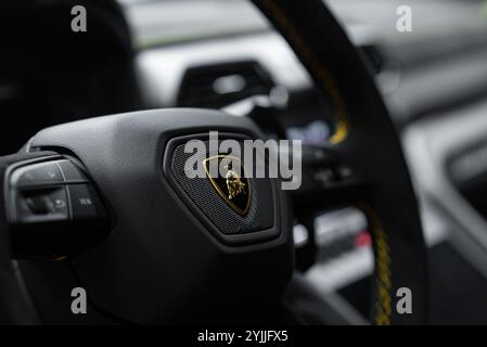 Nahaufnahme des Innenraums des Lamborghini Urus Performante Lenkrads Stockfoto