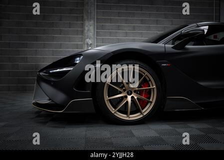Nahaufnahme des McLaren 720S im Showroom Stockfoto