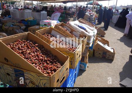 Getrocknete Datteln zum Verkauf auf einem geschäftigen Freiluftmarkt in Tabuk, Saudi-Arabien. Kein MR oder PR Stockfoto