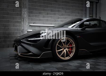 Nahaufnahme von McLaren 720S im Indoor Showroom mit kariertem Boden Stockfoto