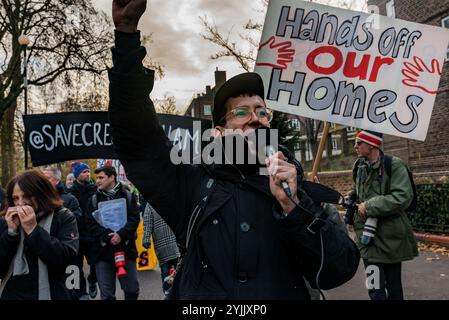 London, Großbritannien. Dezember 2017. Ein kraftvolles Lied erinnert uns daran, dass es sich bei Wohnungsbau um Häuser handelt, die bei der Kundgebung der Bewohner von Cressingham Gardens im Lambeth Town Hall nicht profitieren, wo sie eine Petition eingereicht hatten, in der sie den Rat von Lambeth aufforderten, eine Abstimmung über ihre Pläne zur Zerstörung des Anwesens abzuhalten. Seit der letzten Labour-Konferenz ist die Parteipolitik, dass keine Abrisse von stadträumen ohne Zustimmung erfolgen sollten, aber der Rat von Lambeth scheint entschlossen zu sein, dies zu ignorieren und seine Pläne für eine sogenannte "Regeneration" fortzusetzen, bei der alle 300 Häuser abgerissen werden, ohne dass Pläne für eine solche Bereitstellung bestehen Stockfoto