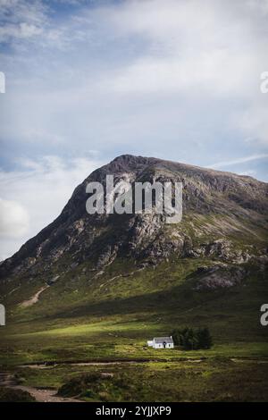 Das White House liegt am Fuße eines Berges im malerischen Glencoe, Schottland Stockfoto