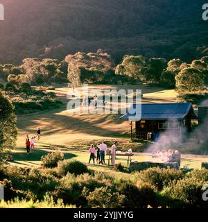 Australien. New South Wales. Schneebedeckte Berge. Thredbo. Sommergrillen auf dem Golfplatz. Stockfoto