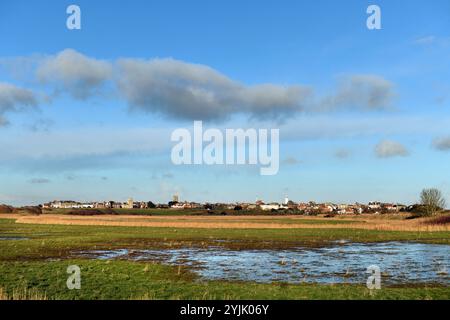 Heller Wintertag über den Sümpfen von southwold mit Blick auf die Stadt suffolk england Stockfoto