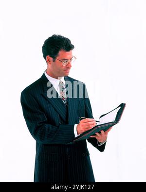 Unternehmen. & Berufe. Junger Mann, der einen persönlichen Organisator benutzt. Stockfoto