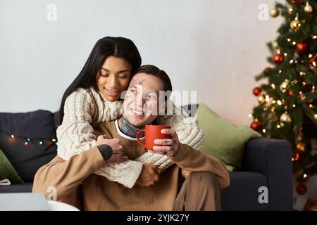 Ein Paar genießt ein fröhliches und intimes Weihnachten zusammen, umgeben von Liebe und Wärme. Stockfoto