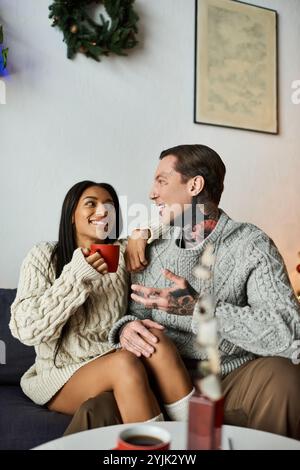 Ein Paar teilt während Weihnachten fröhliche Momente zu Hause und genießt die Wärme der Liebe. Stockfoto