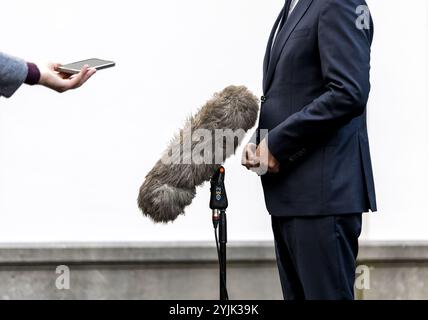 DEN HAAG - Finanzminister Eelco Heinen spricht bei der Ankunft im Catshuis für den Ministerrat an der Presse. ANP REMKO DE WAAL niederlande raus - belgien raus Stockfoto