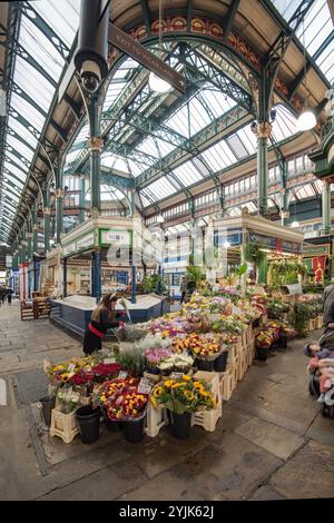 Das verzierte Innere des Kirkgate Indoor Market Leeds City Centre, ein wichtiger Teil des Kulturerbes von Leeds, West Yorkshire, Großbritannien. Stockfoto