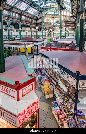 Das verzierte Innere des Kirkgate Indoor Market Leeds City Centre, ein wichtiger Teil des Kulturerbes von Leeds, West Yorkshire, Großbritannien. Stockfoto