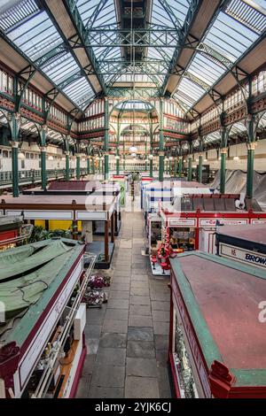 Das verzierte Innere des Kirkgate Indoor Market Leeds City Centre, ein wichtiger Teil des Kulturerbes von Leeds, West Yorkshire, Großbritannien. Stockfoto