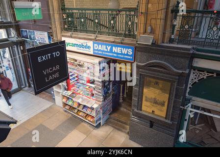 Laden am Eingang der Vicar Lane zur Markthalle von Leeds Kirkgate. Stockfoto