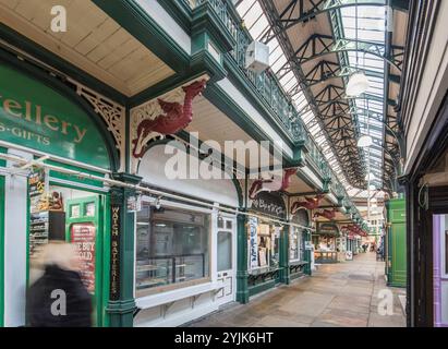 Das verzierte Innere des Kirkgate Indoor Market Leeds City Centre, ein wichtiger Teil des Kulturerbes von Leeds, West Yorkshire, Großbritannien. Stockfoto