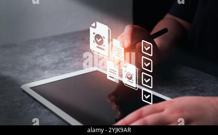 Frauen verwenden ein digitales Tablet, das Kontrollkästchen für Arbeitsformulare auswählt. Online-Bewertungen. Persönliche Auswahl und Personalmanagement. Stockfoto