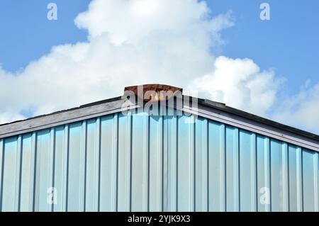 Hausdach gegen blauen Himmel Stockfoto