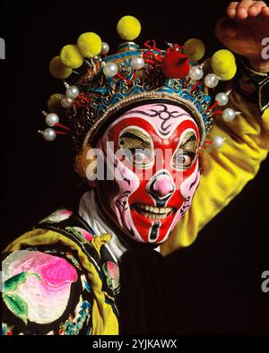 China. Hongkong. Darsteller in chinesischer Opernmaske. Affenkönig-Charakter. Stockfoto