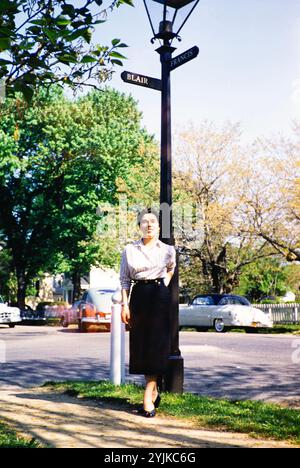 Porträt in voller Länge elegant gekleidete Frau im Freien Standort, Williamsburg, Virginia, USA ca. 1953 NB) Bild-Unvollkommenheit Schaden Stockfoto